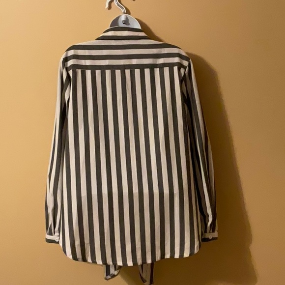 Size M Snap Down the Front Striped Blouse With Pockets - Picture 7 of 8